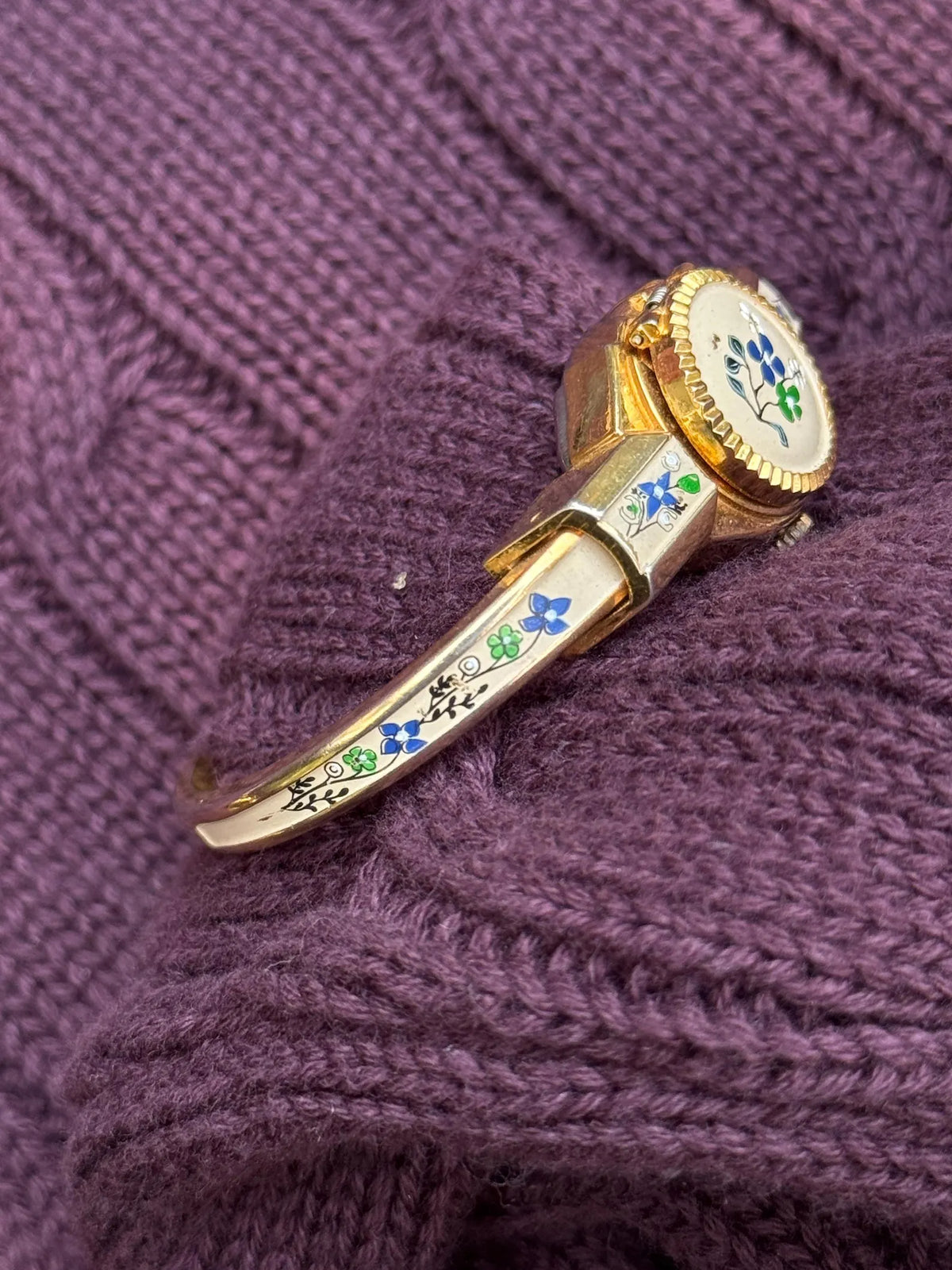 Forget-me-not Vintage peekaboo bangle watch